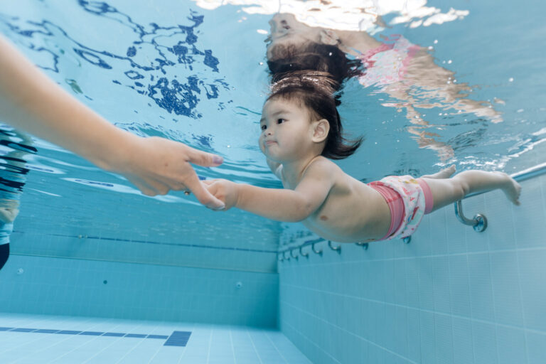 玩動靜_親子游泳