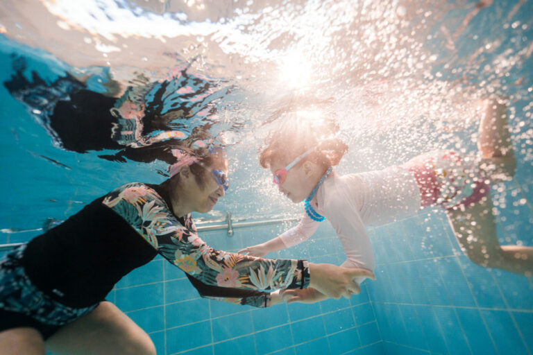 玩動靜_親子游泳