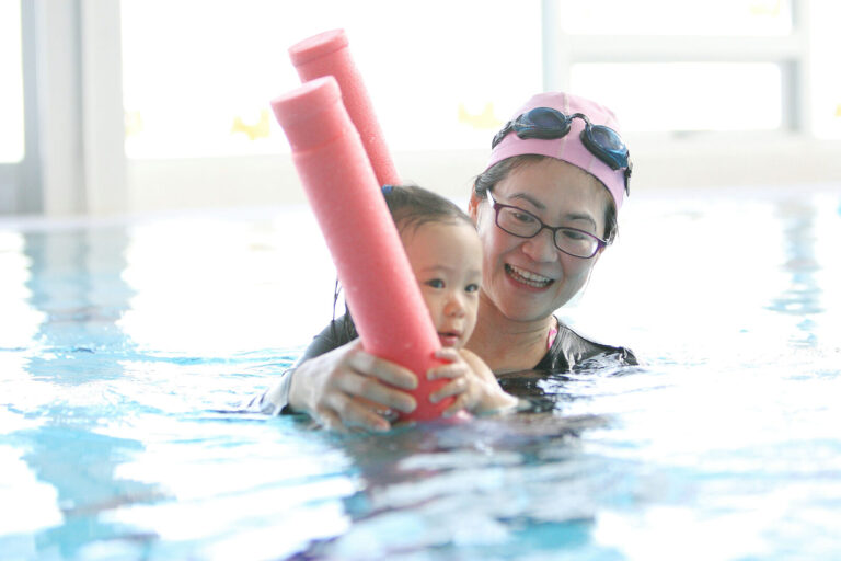 玩動靜_親子游泳