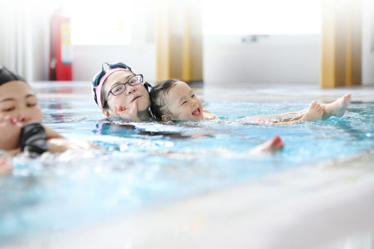 玩動靜_親子游泳